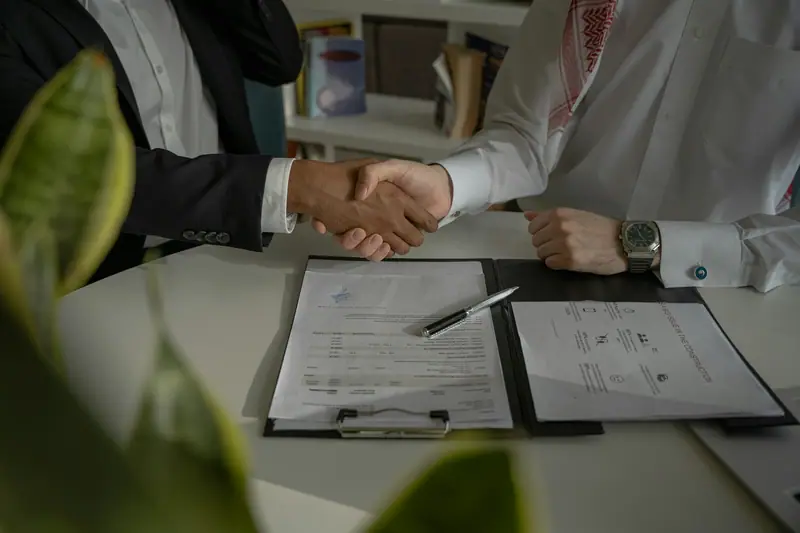 Poignée de main au-dessus d’un contrat