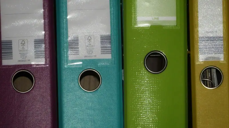 Rangée de classeurs de couleur sur une étagère