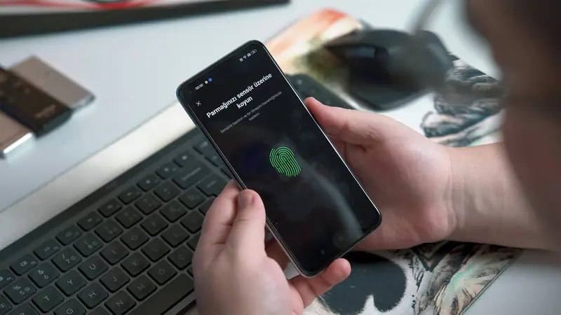 Téléphone en main, prêt à numériser un document