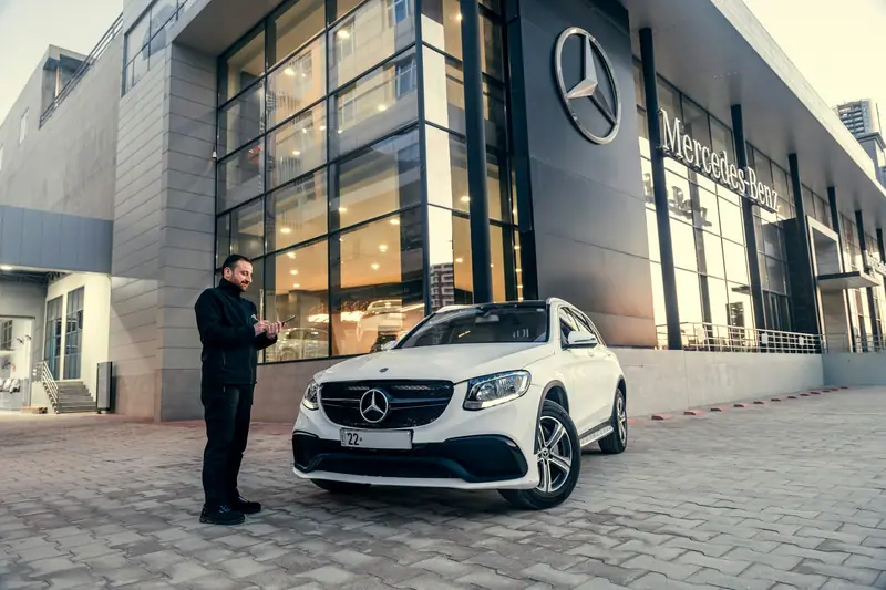 Professionnel devant une concession automobile