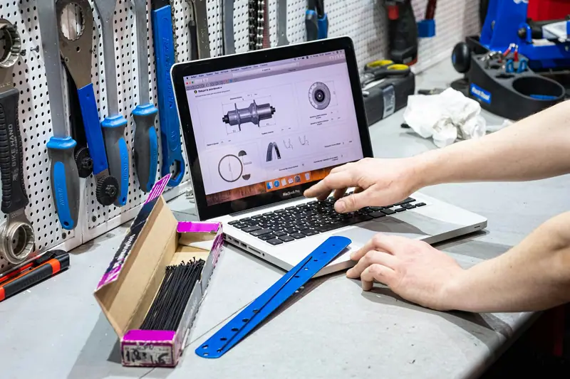 Ordinateur portable dans un atelier, entouré d’outils
