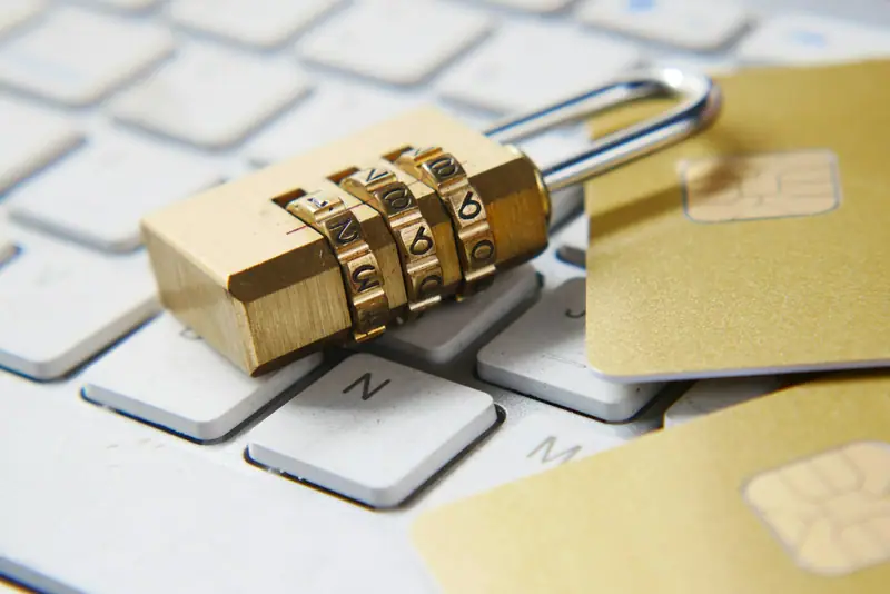 Cadenas doré posé sur un clavier d’ordinateur