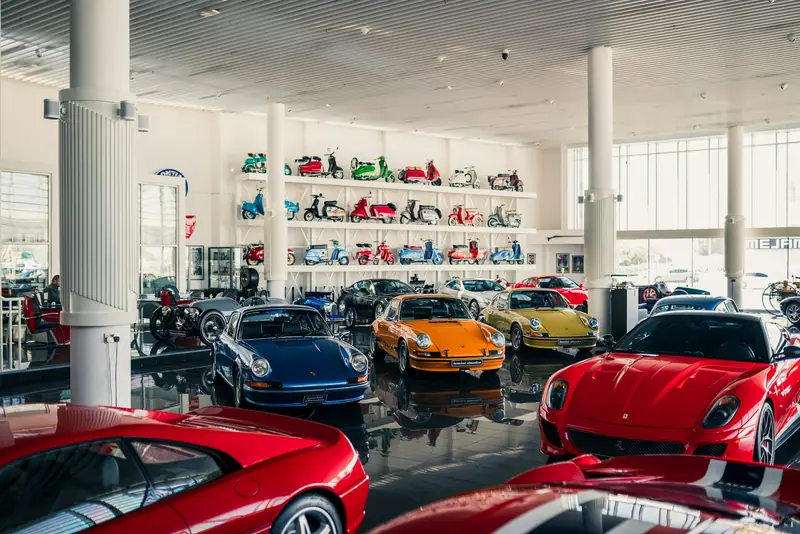 Voitures exposées dans un showroom